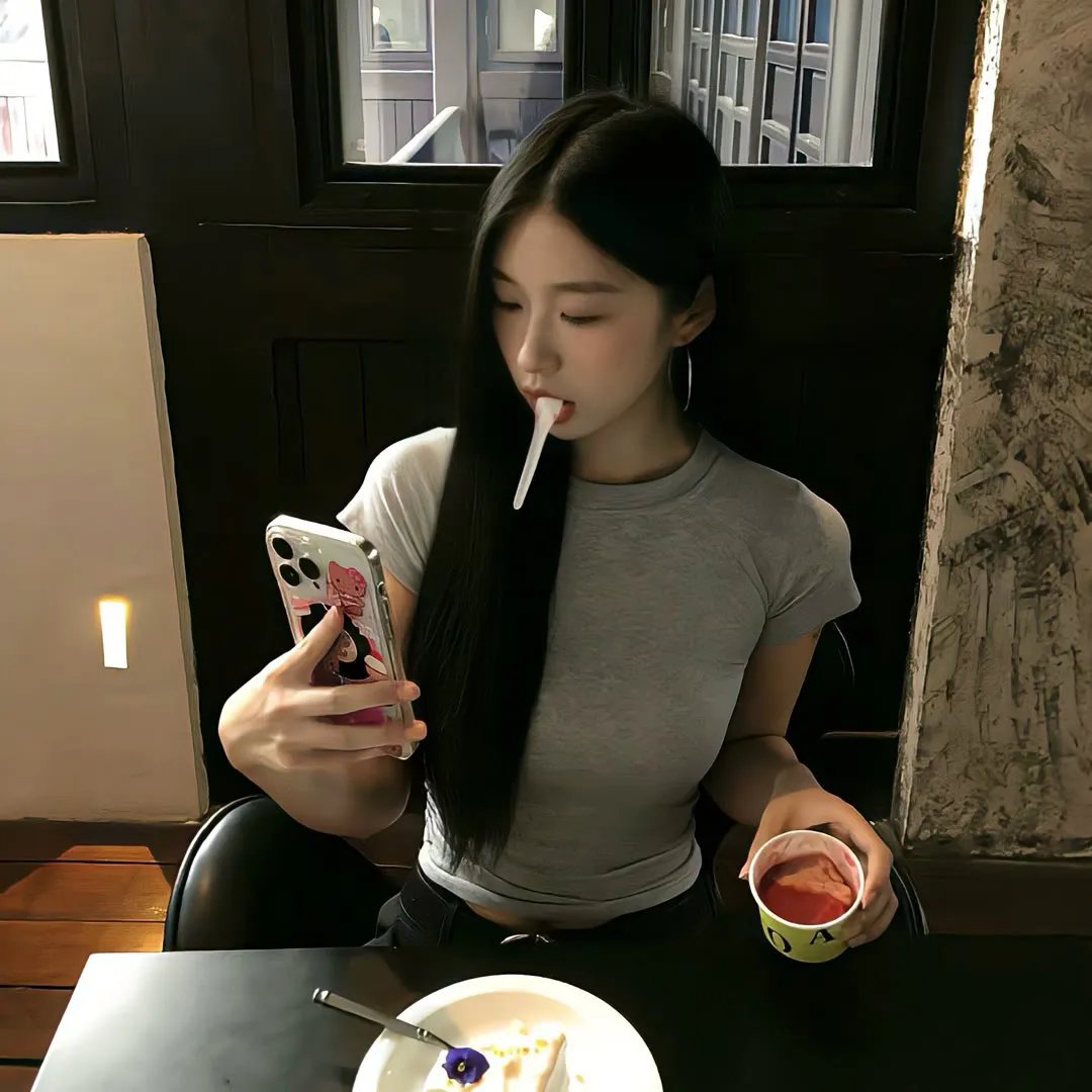 草莓月亮海报